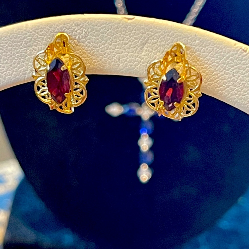 (SOLD)14k yellow gold earrings - Picture 5 of 11